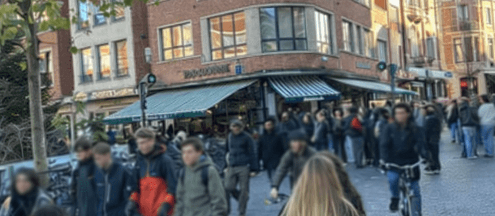 1775763746-Drukke straat met café en fiets